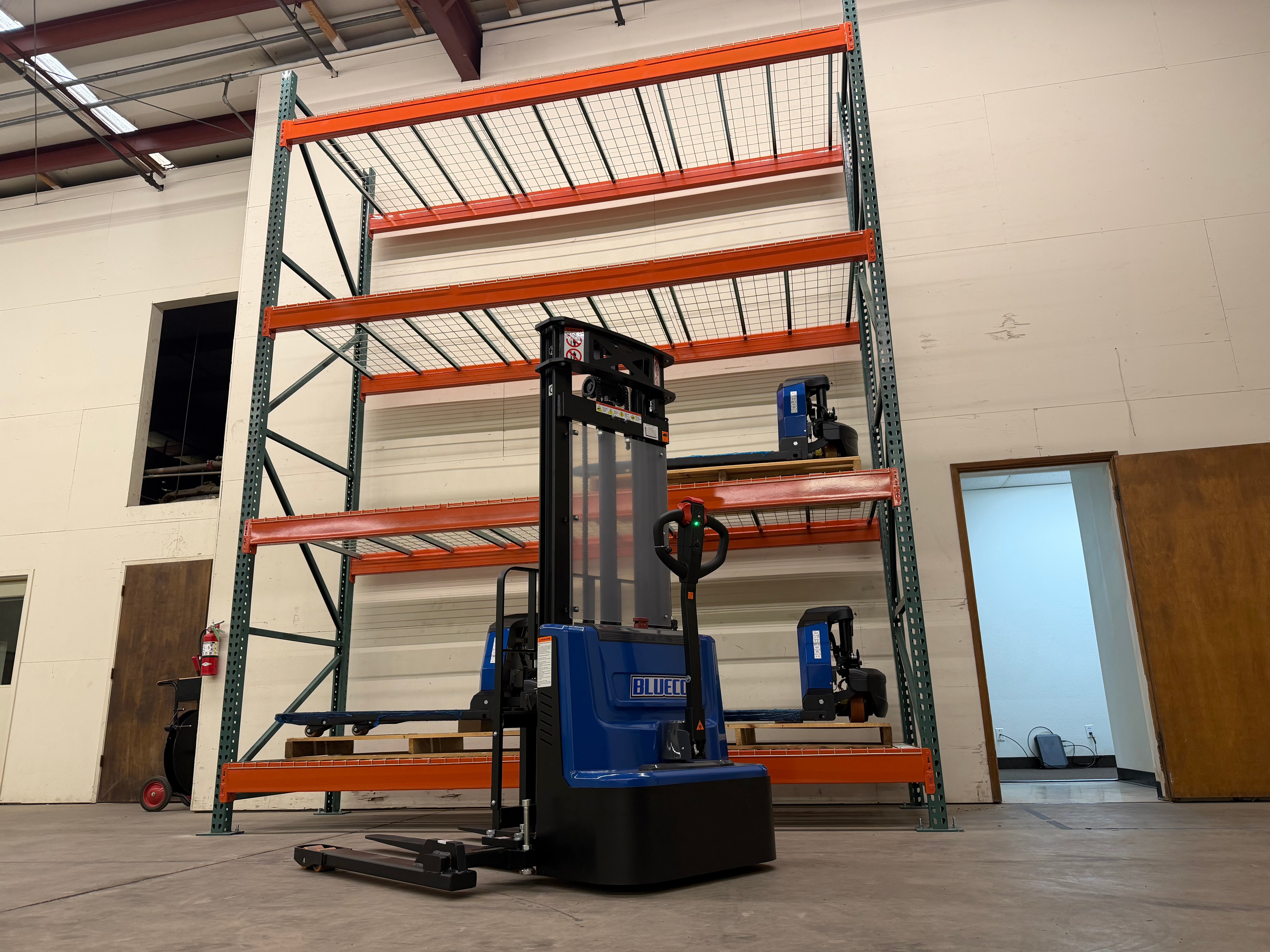 The Benefits of a Middle Drive Walkie Straddle Leg Pallet Stacker