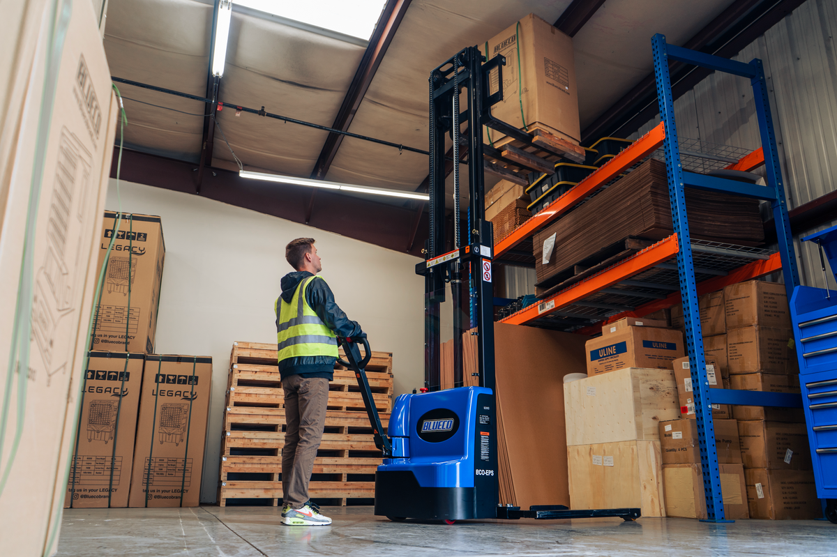 Straddle Leg Pallet Stackers vs Fixed Leg Pallet Stackers – BLUECO
